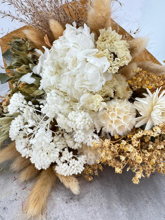 Bouquet Seco Redondo Bl/Crema (Según Flor Disp.)